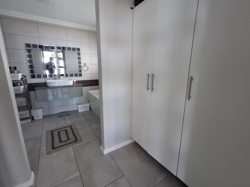 5 Bedroom Property for Sale in Sandy Point Western Cape